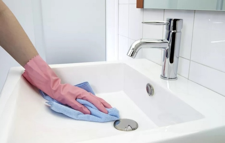 Vệ sinh lavabo bằng vật dụng mềm mại