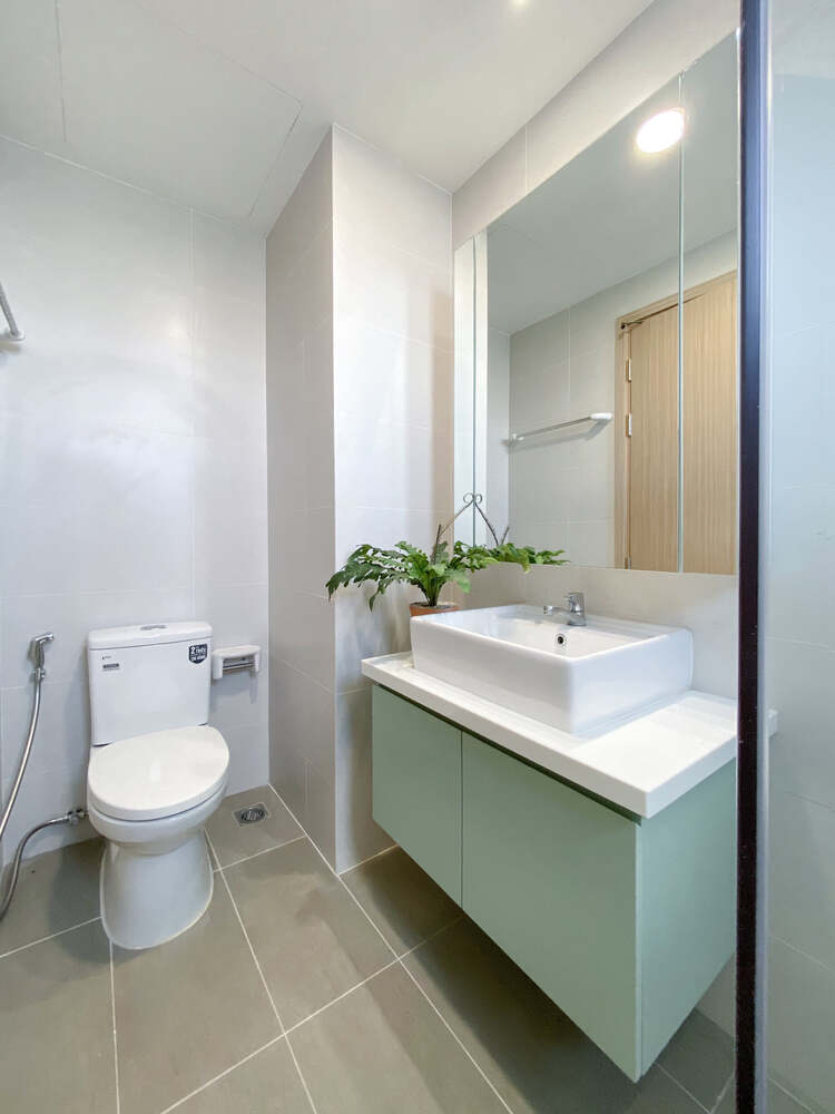 Các gạch khổ lớn là lựa chọn hoàn hảo cho nhà tắm rộng