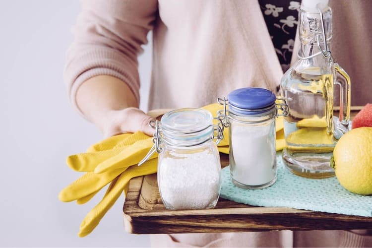 Tẩy bồn cầu bằng giấm