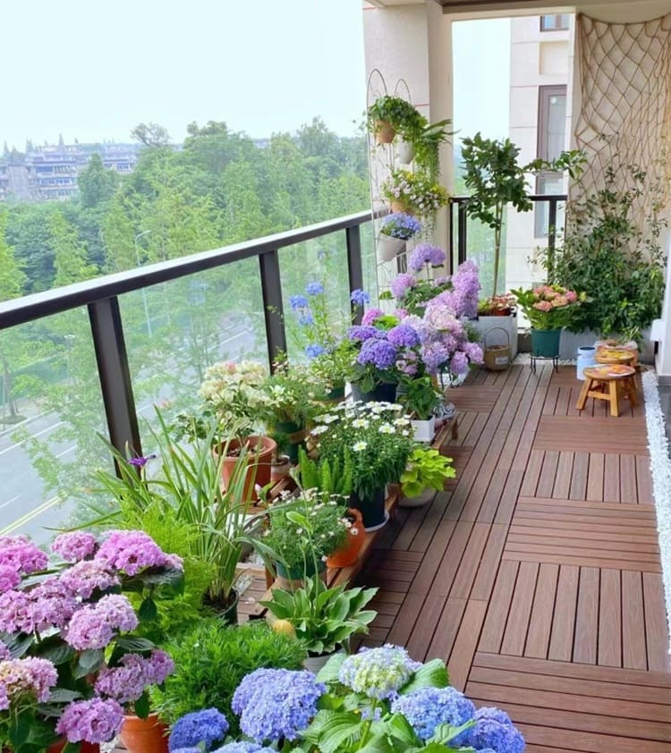 Gạch ban công giả gỗ trồng rau xanh, cây cảnh đẹp mắt và sáng tạo