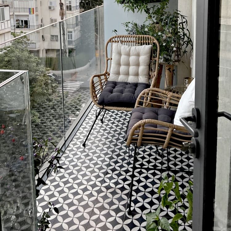 Gạch ốp ban công họa tiết hình học, màu sắc đen trắng cá tính