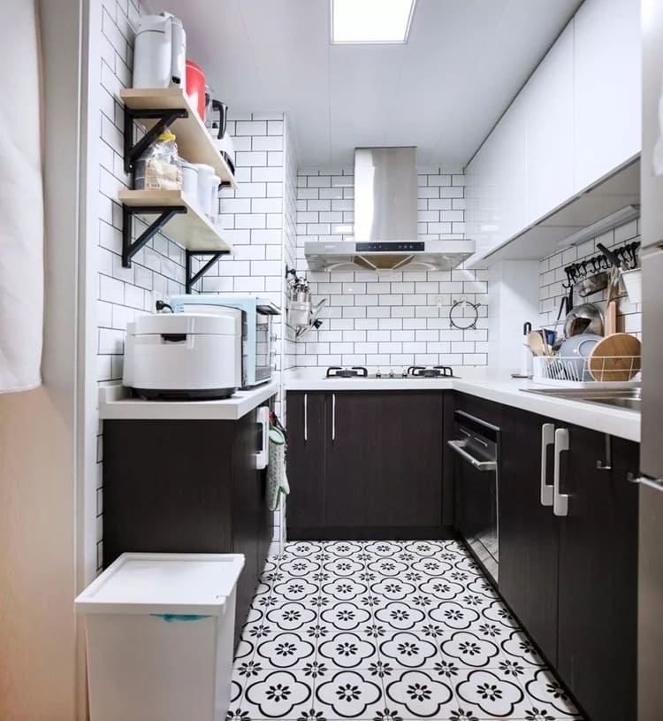 Gạch bông lát bếp họa tiết hoa to nổi bật tạo điểm nhấn cho phòng bếp