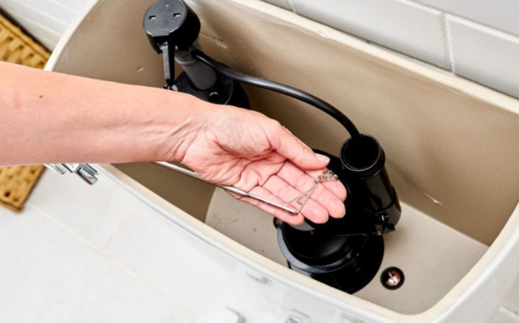 Phao bồn cầu do dây xích quá ngắn hoặc quá dài