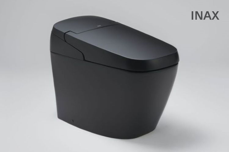 Các tính năng như xả xoáy kép, khử trùng tự động, bảng điều khiển cảm ứng,... đều được trang bị đầy đủ ở bồn cầu điện tử