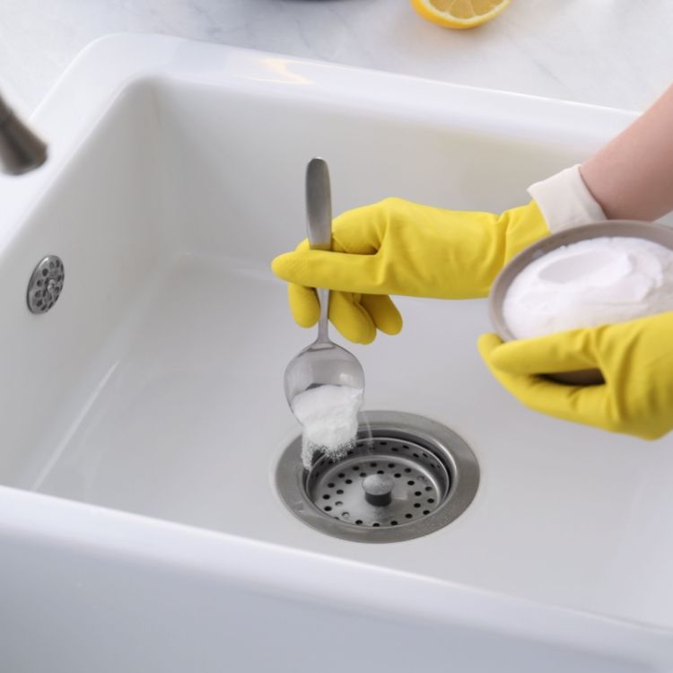 Sử dụng bột thông cống chuyên dụng để làm sạch đường ống