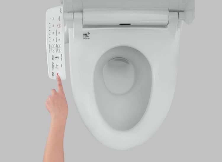 Nắp rửa điện tử INAX với các tính năng thông minh giúp công việc dọn nhà vệ sinh trở nên nhẹ nhàng hơn