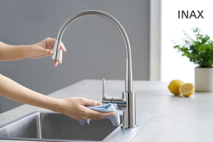 Vệ sinh vòi bếp và khu vực bồn rửa chén vào dịp cận Tết để không gian luôn sạch thoáng