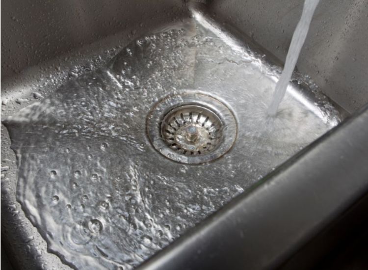 Dấu hiệu nhận biết bồn rửa bát bị tắc