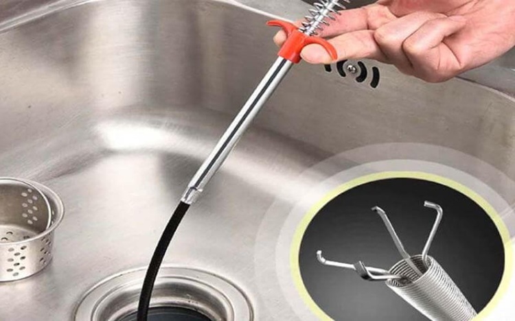 Dùng dây lò xo là cách thông tắc cống bồn rửa bát rất hiệu quả