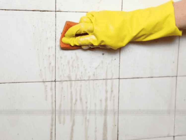 Lưu ý khi tẩy vết ố vàng trên tường nhà tắm