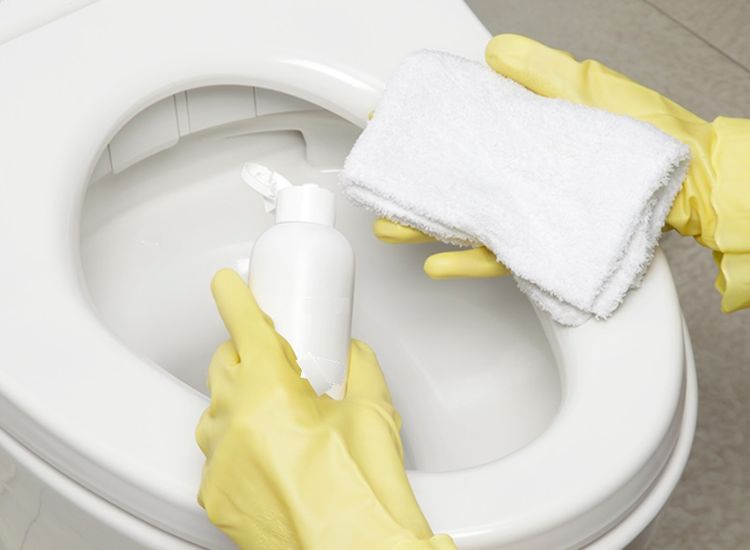 Sử dụng dung dịch tẩy rửa chuyên dụng để tẩy trắng nắp nhựa bồn cầu