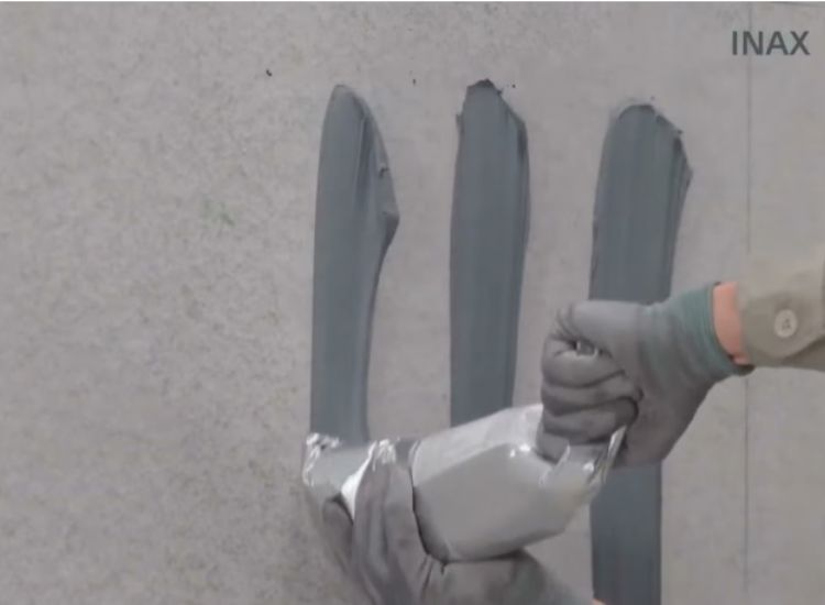 Thi công lớp keo chống thấm chính trước khi dán gạch ốp tường