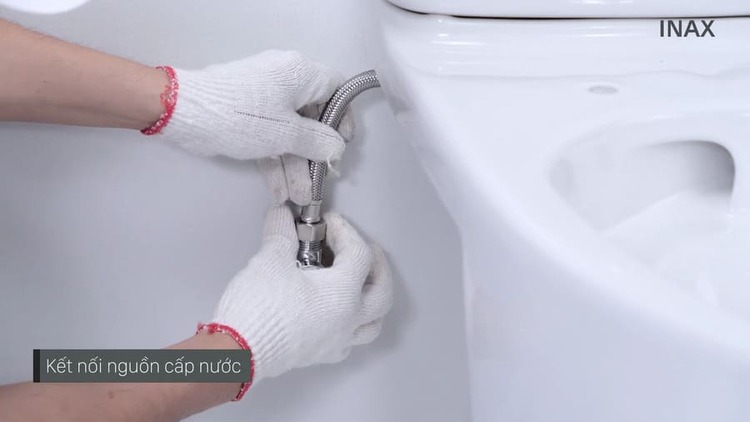 Xử lý bồn cầu xả nước không xoáy do lỗi kỹ thuật và lắp đặt