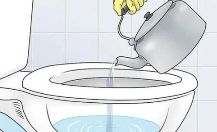 Đổ nước sôi là một trong những cách thông tắc bồn cầu hiệu quả