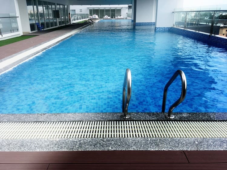 Nên dùng keo dán gạch hồ bơi dưới nước với mẫu gạch nào vừa đẹp vừa chống thấm tốt