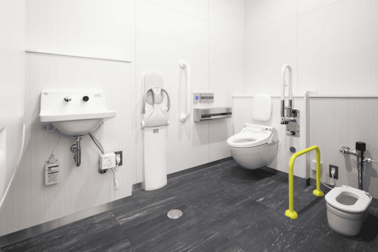 Nhà vệ sinh công cộng có khu vực cho người khuyết tật